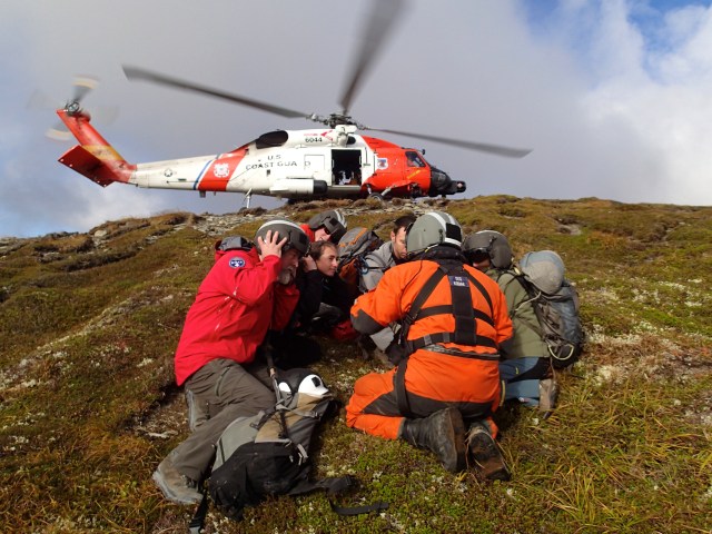 KISAR members training with USCG on helicopter operations and procedures